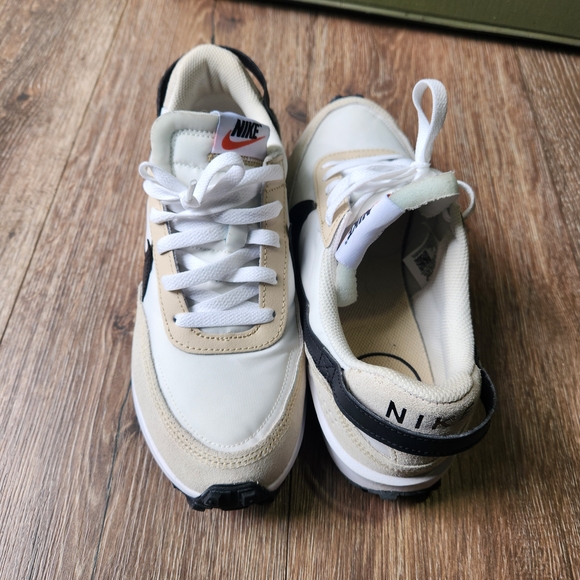 Nike Cream and Black Athletic Shoes Size 9 EUC - Picture 2 of 4